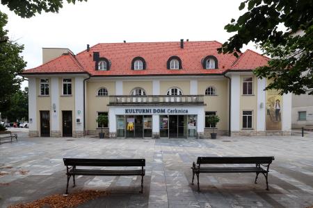 NAPIS KULTURNI DOM CERKNICA 04 FOTO LJUBO VUKELIČ